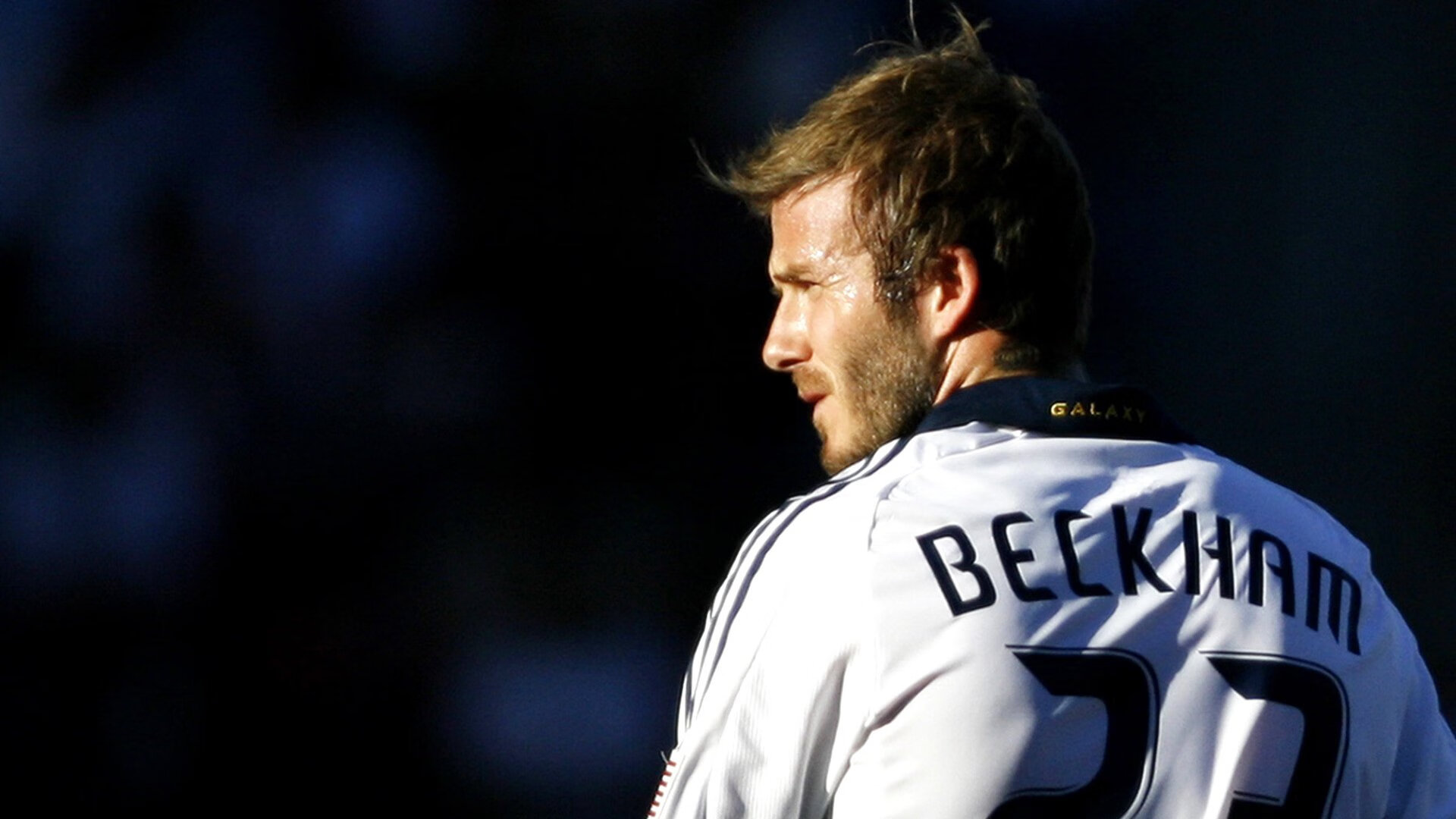 开云竞猜官网-凯莉·麦基翁三冠加身，凯莉·麦吉利斯照片